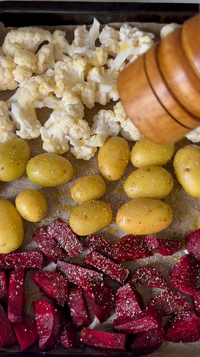 Made myself a little comfort bowl today: warm roasted beets, baby potatoes, and cauliflower. 🥰🥰 Nothing fancy, just the kind of simple, cozy food that makes you slow down for a minute. The beets turned perfectly sweet, the potatoes got that soft, creamy center, and the cauliflower crisped up in all the right places. Tossed it all together while it was still warm, and honestly… it tasted like exactly what I needed. Ingredients: -2 medium beets, peeled and cut into wedges -300g miniature potatoe