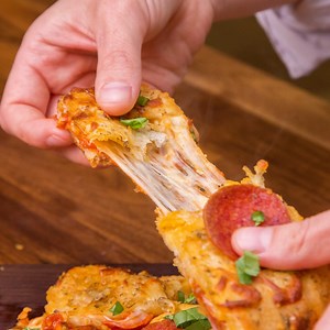 Look at the cheese on this deliciously perfect Pizza Braid. Get the written recipe here: http://bit.ly/2qFH1RL | Cooking Panda