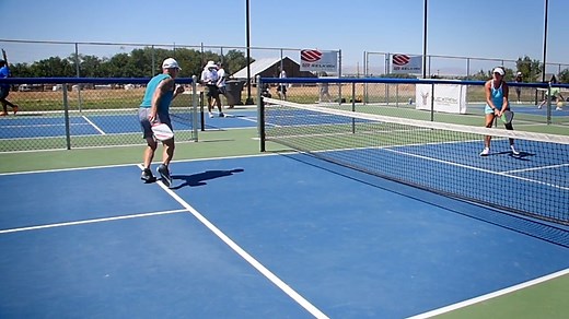 Scoring rules in pickleball can be a little confusing, but they're not that hard. We promise! In Episode 5 of Intro To Pickleball, pro Pickleball coach Mark Renneson explains everything you need to know about the scoring rules in pickleball ✍️ Sign up to receive the complete Into To Pickleball course now ⬇️ https://www.selkirk.com/pages/intro-topb Intro To Pickleball is a Pickleball instructional course that will teach any beginners everything they need to know about the fastest growing sport in