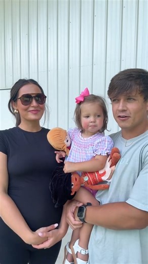 Can you decipher what her name is? 🫣🤫 | Taylor & Soph