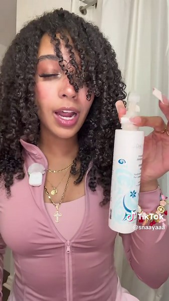 finally another curly hair routine 🎀🩷 (wash & go) this is personally what works for my 3c/4a curls! i guess this is my vlogmas day 3??? lets see if i keep up with posting everyday 🤭 everything is in my shop or linktree