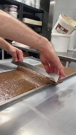 Pour le plaisir des yeux et des papilles gustatives #chocolat #chocolate #chocolatdiot #artisanal #satisfyingvideo #satisfying #fyp #faitmaison #gourmandise #tablettedechocolat