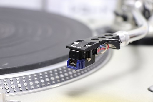 特集「チャレンジ！」｜アナログレコードに初めて針を落としてみた！ クラシックLPの聖地ディスクユニオンに潜入