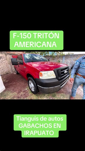 Autos y camionetas en el tianguis de Irapuato