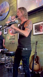 Duff introducing Slash and his band at Easy Street Records, Seattle - July 7 Video by Toshie Sasaki | Slash News