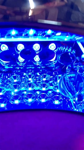 Lampe ultra performante qui comprend la toute nouvelle technologie. Elle convient avec tous les progels et gels de constructions offerts. Spécifiquement conçu pour un rendement rapide, efficace et durable. 128 watt. 45 bulbes leds 365 nm 405 nm leds 4 timers intégrés (30,60,90, 120 sec.) Garantie 6 mois Reste en charge 4 à 6 heures. Temps de charge 3 heures. Option avec ou sans fils. Important: lampe professionnelle est puissante et doit être utilisée par des professionnelles diplômées seulement