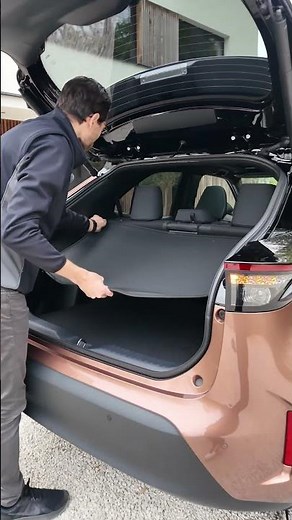 💡Kofferraum des Toyota Yaris Cross Facelift: Die Allradversion hat einen höheren Ladeboden