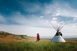 Every autumn for millennia, Blackfoot hunters would gather at the top of a cliff in southern Alberta. Find out how you can re-create the hunt at Head-Smashed-In Buffalo Jump. https://bit.ly/2I7nfSO | Travel Alberta