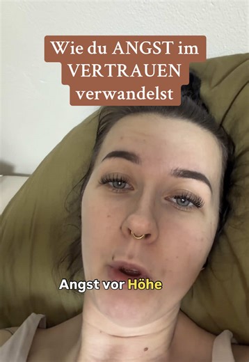 So verwandelst du ANGST in unerschütterliches VERTRAUEN ✨ Wenn du verstanden hast, dass deine Ängste dir nie gehört haben, sondern dir geben wurden, dann kannst du sie endlich loslassen, denn es ist dein Geburtsrecht im Urvertrauen zu Leben. In dir existiert eine Version, die frei von dieses Ängsten geboren wurde ✨ 🔥 wieviel Situationen gab es in deinem Leben schon, die aussichtslos erschienen ? Bei denen du dachtest: „Scheisse, das schaff ich nicht“ - und du hast es überlebt ! Du hast es gesch