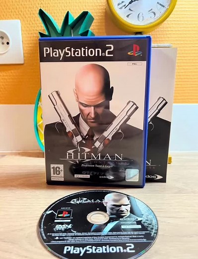 Hitman: Contracts | PS2 Infiltration sand-box à la froideur clinique : l’Agent 47 revisite plusieurs contrats dans une ambiance noire. 🎮 Ce qui a rendu ce jeu culte : • Déguisements & IA suspicieuse : lecture des foules et lignes de vue • Éliminations propres : silencieux, poison, pièges & “accidents” • Niveaux mémorables (manoir, abattoir, quartier rouge…) aux approches multiples • Système de notation (Silent Assassin) qui récompense la discrétion • OST Jesper Kyd et atmosphère glaçante 📸 En 
