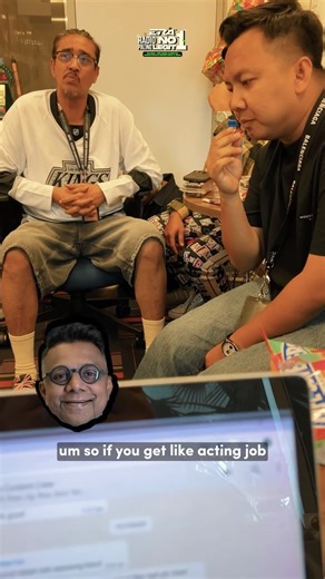 Baguslah Pak Azad @azadsyaziraroses ni, dia punya level brotherhood memang patut kena puji. Dia sanggup berhenti kerja tau demi @radin_era dengan @nabilzira . Nabil dengan Radin dah tak tahan nak gelak dah tengok muka Pak Azad time ni, tak baik tau diaorang ni kenakan Pak Azad. 😂 #sharERA #3PAGIERA #ERARadioNo1PalingLegit | ERA (Malaysia)