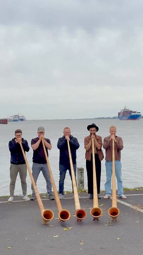 ⚓️ Salzwasser in der Luft, Blasmusik im Ohr Eine frische Brise von der Nordsee und dazu die Fäaschtbänkler mit einem Hauch Heimat. Passt doch oder? :) 🤔 Erkennt ihr eigentlich den Song? #nordsee #fäaschtbänkler #alphorn | Fäaschtbänkler