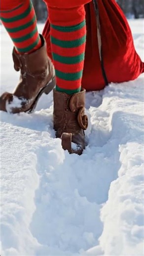 Here Comes Santa's🧑🏻‍🎄Elf With The Gifts🎁! #asmr #christmas2025