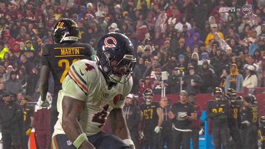 D'Andre Swift(ly) secures field goal access for Bears with 15-yard run