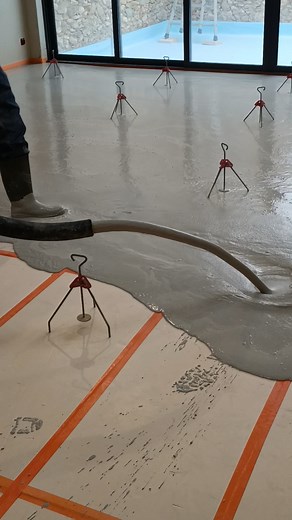 Coulage d'une chape liquide sur panneau isolant 🔥 Résultat : une isolation thermique optimale une planéité parfaite pour recevoir votre carrelage. ✔️ Travail propre ✔️ Mise en œuvre rapide ✔️ Performance garantie Vous construisez ou rénovez ? On vous accompagne, on vous conseil. Demandez votre devis gratuit. | Midi Chape - Ma Carreauthèque