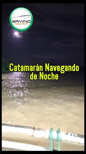 Catamarán Navegando de noche