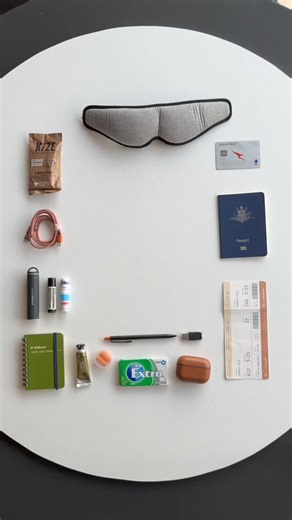 ✈️ Pack a Tech Kit for the plane! And watch it become the perfect in-flight kit. Snacks, chapsticks and all. Shop now: https://bit.ly/tech-kit-navy | Bellroy