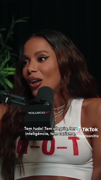 Música de Anitta em Espanhol: Barcelona e Glambot