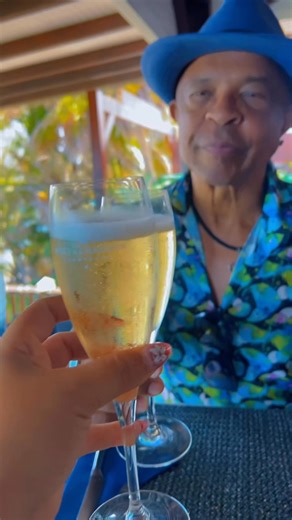 Le restaurant « Cap sur l'Océan » Pointe des Châteaux, Saint-François 97118 GUADELOUPE Un décor magnifique avec vue panoramique Le cadre est idyllique : une vue à couper le souffle face à l’océan et à Marie Galante. Un personnel accueillant et à l'écoute et les mets sont succulents. Tout y était parfait, une bonne adresse que nous vous conseillons à 1000000% | Francky Vincent Music