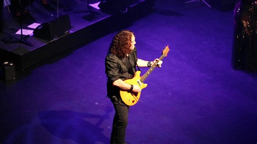 I never get tired of singing this song. The music, the lyrics and the beat perfectly encapsulate what this song is about. True fans will know what inspired this song and has become one of my all time favourites. Let me know what you think it is about below. Do you love it as much as I do?!? Xx Enjoy Bloomies @followers @top fans #fleetwoodmac #bloom #coversongs #fleetwoodmacfans #christinemcvie | Bloom