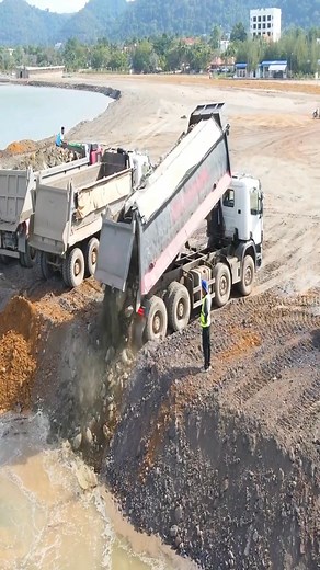 46K views · 409 reactions | No Way Out? SHANTUI & Kobelco Save 25.5T Garbage Truck from Deep Mud Part 17 | Dozer Powerful | Facebook
