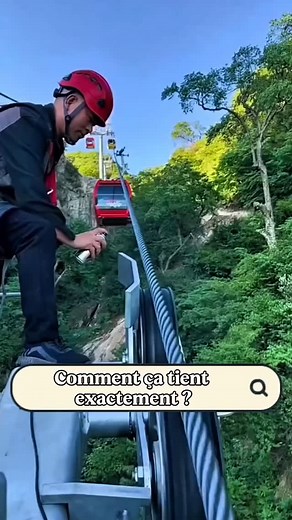 🎢🚡✨ Découvrez le fonctionnement fascinant d’un téléphérique ! Le téléphérique fonctionne grâce à un système de câbles suspendus en hauteur. Une cabine est fixée à ces câbles et se déplace entre deux stations, souvent en montagne. Un moteur électrique, généralement situé à la station inférieure, fait tourner une poulie qui entraîne le câble porteur-tracteur. Ce câble avance en boucle continue, transportant les cabines dans les deux sens. Des pylônes soutiennent le câble tout au long du trajet,