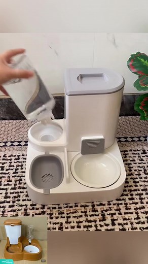 Pet food feeder sesuai sangat untuk korang yang keluar rumah tapi ada bela kucing ini pilihan dia auto dispense korang cuma simpan dalam bekas yg tersedia, tekan beg kuning guys#petsoftiktok #petfeederautomatic #bekasmakankucingautomatik #bekasmakankucing