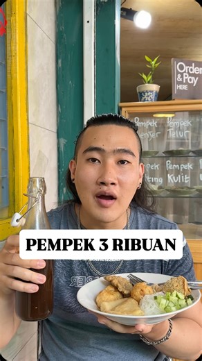 kokoJ on Instagram: "bener maknyoz euy #kokoJ #pempekomo #pempekbandung #jajananbandung #kulinerbandung"