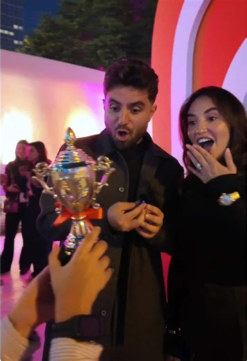 هدية خارجة عن المألوف: مقلب مدهش لتحفة خاصة