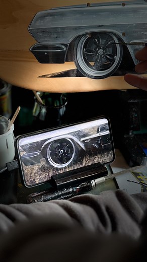 Voici la #2. Une Chevy Impala 63, peinte à main levée, à la 1Shot, sur une planche de skate. J’adore ce genre de carrosserie avec du caractère. Celle-ci casse les codes avec ses grosses jantes et sa carrosserie entièrement mise à nue. Chaque détail compte, comme toujours. _____________________________________________ Here’s #2. A 63 Chevy Impala, hand-painted with 1Shot on a skateboard. I love this kind of bodywork, full of character. This one breaks the rules with its big wheels and fully strip