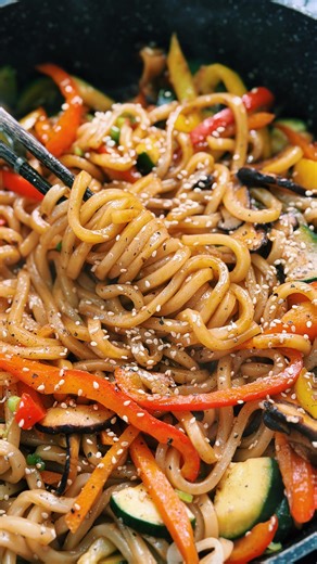 VEGGIE PACKED BLACK PEPPER UDON IN 15 MINUTES 🤤 this recipe is vegan friendly and the best way to sneak veggies into your diet! FULL RECIPE: https://tiffycooks.com/veggie-packed-yuzu-black-pepper-yaki-udon/ #homecooking #veggie #udon #veganfood #easyrecipes #dinnerideas #cookingvideo #easyrecipe #noodle #noodles #veganrecipes | Tiffy Cooks