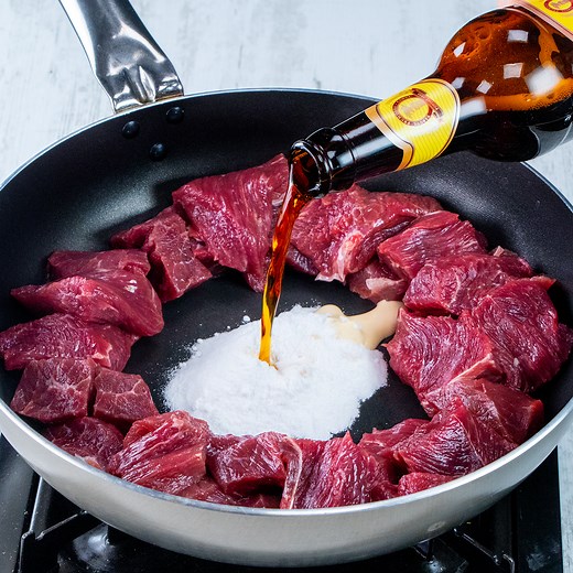 Comment cuisiner le bœuf le plus savoureux? A la bière et bicarbonate de soude ! Ingrédients: boeuf - 800 g oignon - 500 g bière brune - 500 ml sel - 5 g poivre noir - 5 g bicarbonate de soude - 5 g A feu doux avec couvercle, pendant 35 min | Cookrate - France