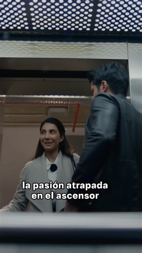 El beso apasionado en el ascensor #AmorEtorno #NeslihanAtagül #BurakÖzçivit | Amor Eterno - Kara Sevda