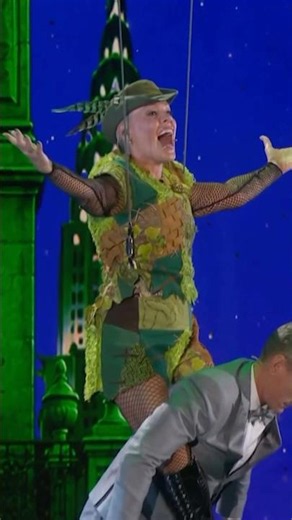 P!nk belts out the Defying Gravity riff! #pink #wicked #defyinggravity #wickedmusical #cynthiaerivo