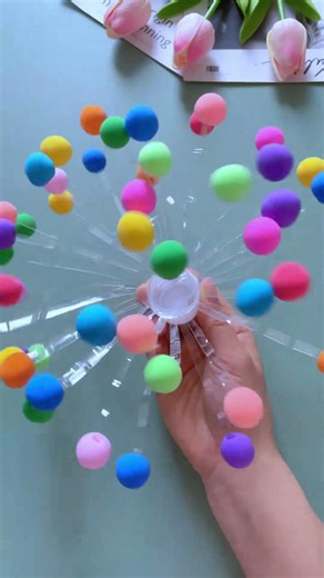Make beautiful New Year's crafts with mineral water bottles. Hurry up and try it!