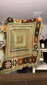 Pattern 👉 https://patternshere.com/unlock/?pattern=retro-flower #CrochetLove #crocheting #crochetinspiration #crochetersofinstagram #crochet | Crochet Tutorial