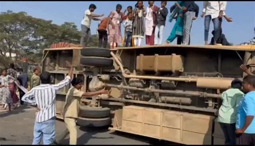 DK Aruna on Instagram: "మహబూబ్ నగర్ జిల్లాకు చెందిన ప్రైవేటు ఇంటర్ కళాశాల విద్యార్థులు హైదరాబాద్ విహార యాత్రకు వెళ్తుండగా గురువారం పెద్దయపల్లి వద్ద వారి బస్సు బోల్తా పడిన వార్త తెలిసింది. వెంటనే కళాశాల ప్రిన్సిపాల్ తో ఫోన్ లో మాట్లాడి.. విద్యార్థుల పరిస్థితిపై ఆరా తీసాను. ఘటనకు గల కారణాలు అడిగి తెలుసుకున్నాను. విద్యార్థులు క్షేమంగా ఉన్నారని, విద్యార్థులందరినీ మరో బస్సులో సురక్షితంగా వారివారి ఇండ్లకు పంపినట్లు కళాశాల ప్రిన్సిపల్ తెలిపారు."