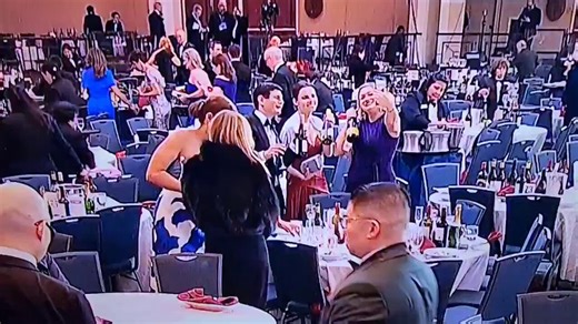 Πως φαίνεται ότι η ελίτ της ελίτ της δημοσιογραφίας είναι στο επάγγελμα για τα φράγκα...Εδώ κλέβουν ακριβά ποτά μετά τους πυροβολισμούς στη δεξίωση των ανταποκριτών του Λευκού Οίκου...Και μετά περιμένουμε από αυτούς να καταδικάσουν τη γενοκτόνο πολιτική του Άξονα ΗΠΑ-Ισραήλ...