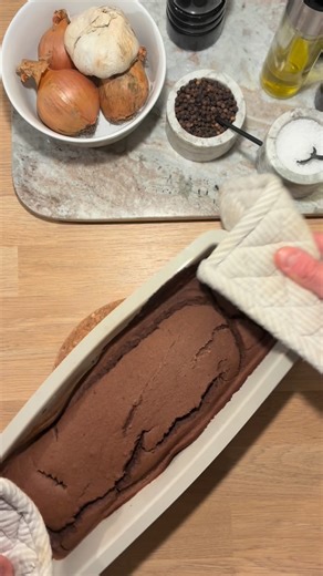 Malte Thor | BA Idræt & Sundhed | Mental & Fysisk Sundhed 🌱 on Instagram: "PROTEIN CHOKOLADEKAGE 🍫💪 Mere protein. Mere mæthed. Mindre tomme kalorier. Ca. 50 % bælgfrugt – 10 minutter at lave, 30 minutter i ovnen. En klassisk chokoladekage giver dig primært sukker og hvedemel. Den her version giver dig protein, fibre – og masser af bælgfrugter. 🍌 Det er klart vores yndlingskage. I vores hjem har den erstattet behovet for sukker, slik og almindelig kage. ✔️ Ingen raffineret sukker ✔️ Lav forar