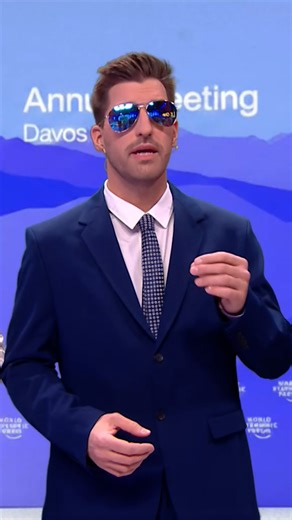 Emmanuel Macron (Antoine Donneaux), toujours en mode pilote, est en duplex avec James Deano. Le président français adresse un nouveau discours au peuple américain mais cette fois traduit en langue des signes par notre spécialiste, Yann Stotz... For sure ! | Le Grand Cactus - RTBF