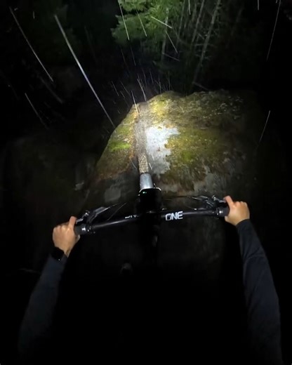 トレイルを知り尽くしているGoProアスリートRémy Métaillerには雨も夜間も関係なし 🔦 #GoProHERO13 Blackと超広角レンズモッドで撮影。 GoPro.com/HERO13 | GoPro