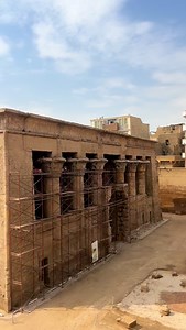 Explorando el Templo del dios Khnum, el gran alfarero divino. Una sala de columnas impresionante, con capiteles florales policromados que aún conservan su magia después de miles de años. #TemploDeKhnum #Esna #EgiptoAntiguo #ArquitecturaEgipcia #ColoresOriginales #CapitelesFlorales #HistoriaViva #ViajaConAhmed #TurismoEgipto #DescubreEgipto #EgyptTourGuide #EsnaTemple #AncientEgypt #ColoresMilenarios | Me Apasiona Viajar a Egipto