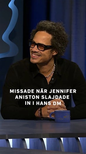 SVT on Instagram: "Eagle-Eye Cherry svarade Friends-stjärnan efter ett år. 😐 Cyklopernas land / SVT Play #cyklopernasland #svtplay @eagle_eyecherry @jenniferaniston @cgarplind"