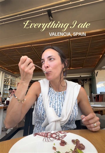 Everything I ate in Valencia 🇪🇸✨ First things first, paella is NOT always seafood 👀 There are so many types, and this time I tried one with secreto ibérico… and wow, it was unreal 🤤 Also had some tuna tartare that I’m still dreaming about. Spanish food is just on another level. Some people say it’s underrated, but I don’t get how, this was the perfect lunch and every bite was full of flavor. Come back for the next vlog chicos! 💃🏼 #spainfood #spain #foodtiktok #foodie #foodreview