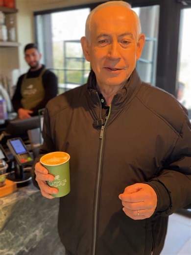 Bibi just dropped a new video. Coffee in hand. Speaking Hebrew. And this time? All five fingers are visible. 👆☕🇮🇱 Just hours after rumors exploded about a body bag in Tel Aviv and an AI-generated speech with six fingers—he's back on camera. Did they fake his death? Was the first video really AI? Or is this damage control? Some are saying clone. Some are saying double. Others are asking: Is he even in Israel right now? We don't know where this was filmed. We don't know when. But we know one th