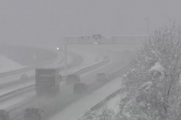 Heavy snow in Croatia closes truck traffic on main highways between Zagreb and Rijeka