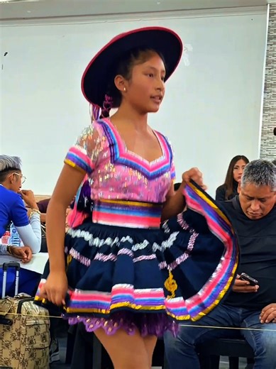 Etiquetala si la conoces 😉 #salay #🇧🇴 #jatunmasis💖💙 #folkloreboliviano🇧🇴💯🎶 #boliviana🇧🇴 @Jatun Masis Central Barcelona