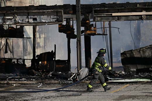 Predawn fire destroys Nederland shopping center