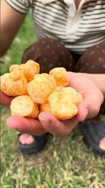 use a skewer to eat the candy #bushcraft #survival #shorts #camping