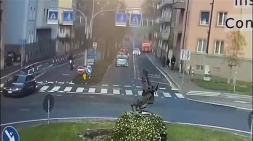 Bolzano, il video dell'incidente: l'auto della polizia locale insegue un motorino ma si schianta nella rotonda